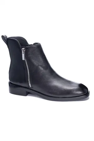 Women's Yearling Bootie In Black